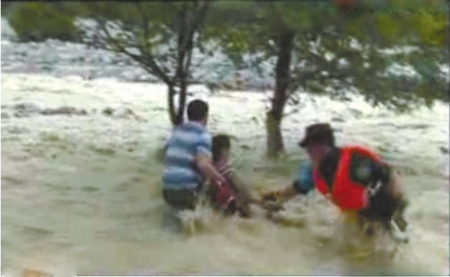 女记者采访时被洪水冲出几十米获救后继续采访