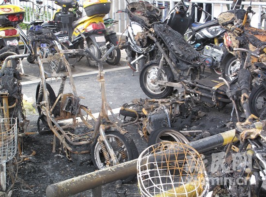 虹桥火车站附近一停车发生意外 近20部助动车