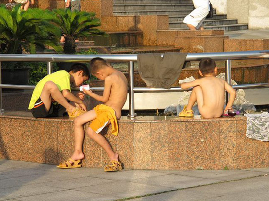网友拍照记录黄浦江边游客不文明现象 孩童裸