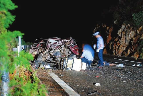 砚山两车雨夜相撞4死5伤