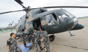 直升机向丹东重灾区空投物资
