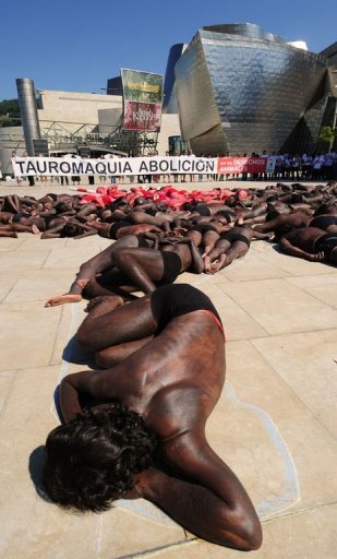西班牙数百民众裸体集会呼吁取消斗牛活动
