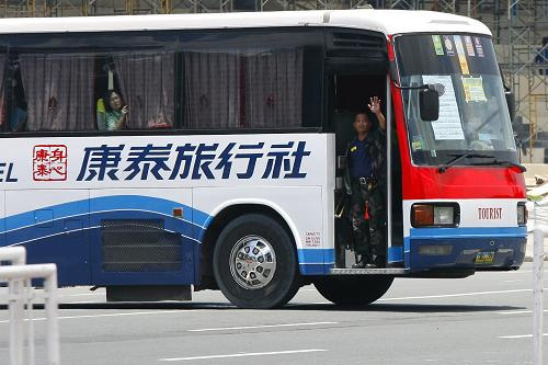 香港特区区旗下半旗哀悼在菲人质事件中遇难同胞