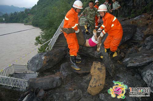 重庆城口山体垮塌2学生被埋1死1伤