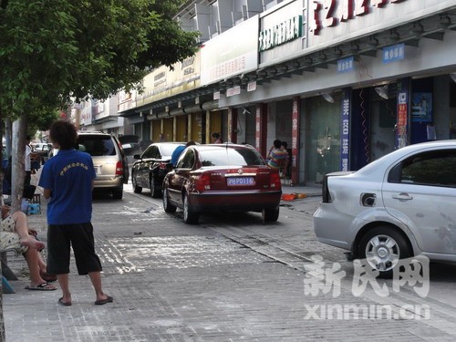 网友诉杨南路汽车美容店占道经营 城管科称将