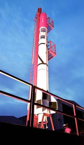 丹麦发明家自制载人火箭乘客将借降落伞回归