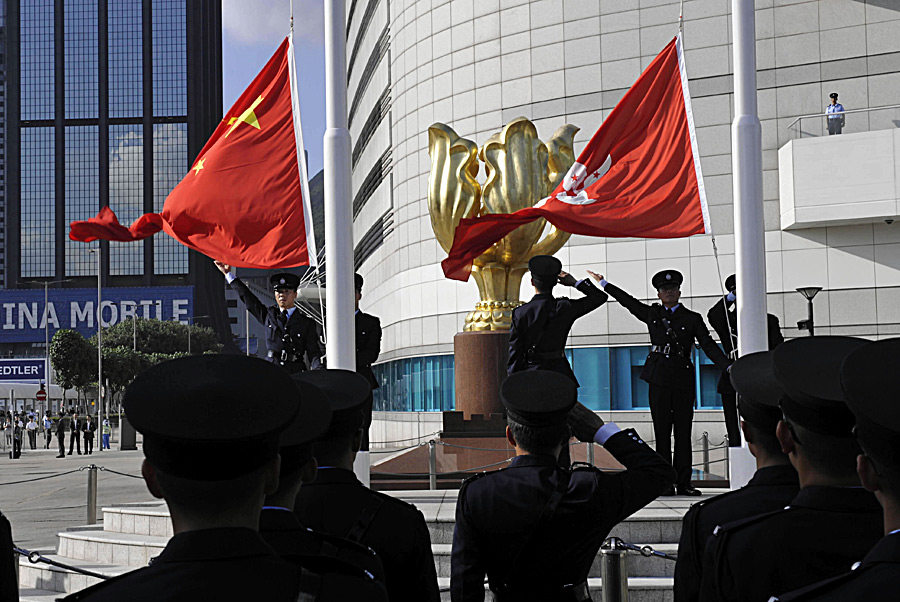 香港降半旗向遇难香港同胞志哀曾荫权等出席仪式