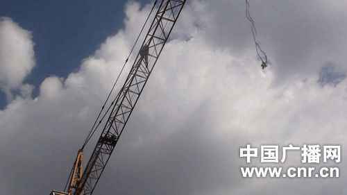 一讨薪男爬上20米塔吊顶欲轻生乌海消防施救成功