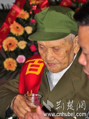 恩施州和咸丰县领导向百岁长征老红军吴忠义祝