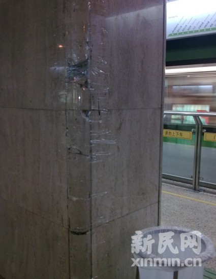 2号线南京西路站柱子 里 蟑螂成堆 地铁方回应