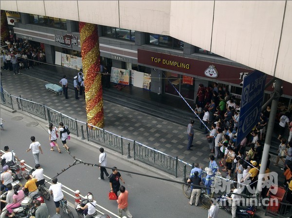 上海新客站附近面馆发生"流血事件"众人围观