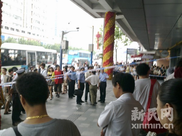 上海新客站附近面馆发生"流血事件"众人围观