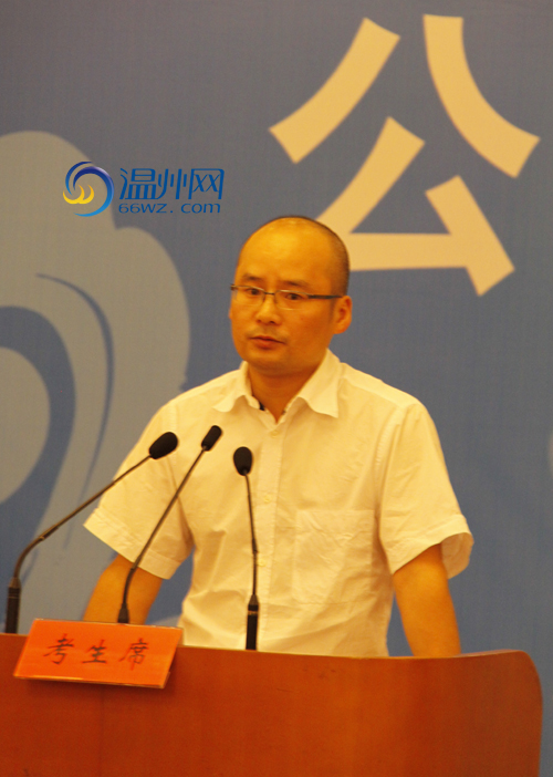 图：龙湾区人民政府副区长黄阳栩回答问题