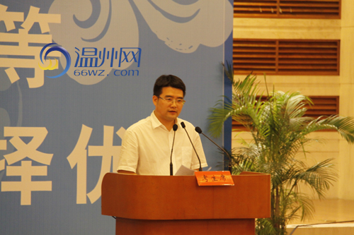 图：乐清市人民政府副市长王忠宝回答问题