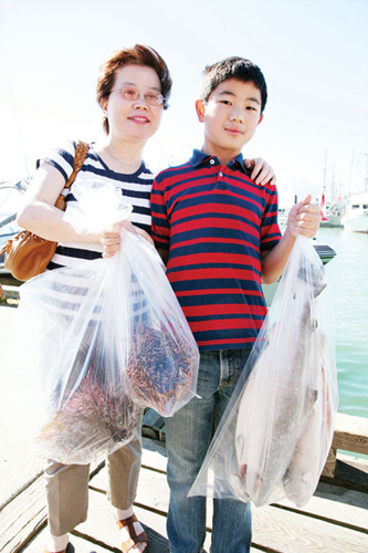 加列市三文鱼洄游量创记录 千人齐聚码头华人