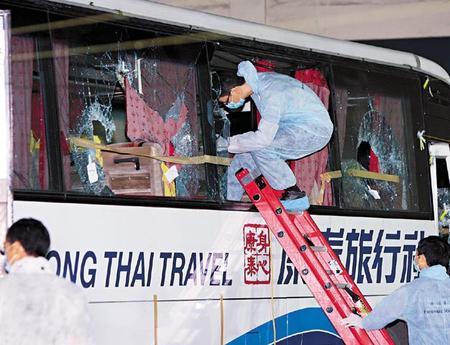 香港警察获准登上旅游大巴预计搜证需1个月