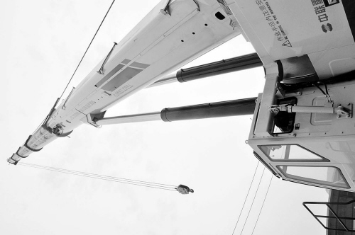 起重机里的姚明一身奔驰味儿