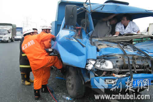 武汉三环线三货车追尾消防员成功营救货车司机