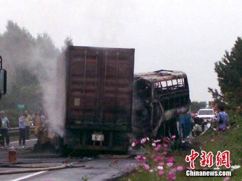 吉林客车爆胎撞车续:哈尔滨警方称该车严重超员
