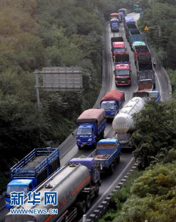 香港媒体关注京藏高速堵车解读深层原因
