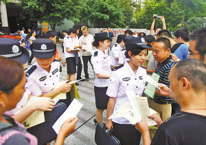 重庆沙区设警务文员 由300名大学生研究生组成