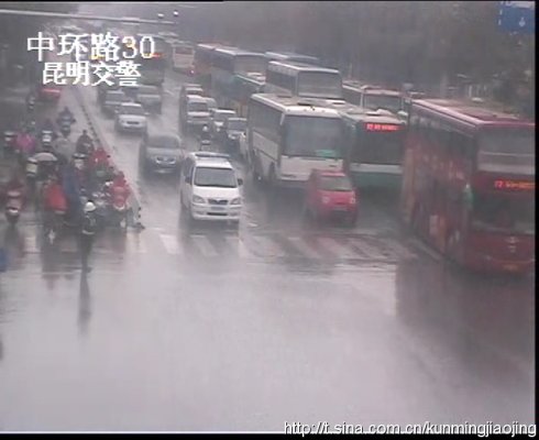 短时暴雨主城干道“瘫痪”两小时