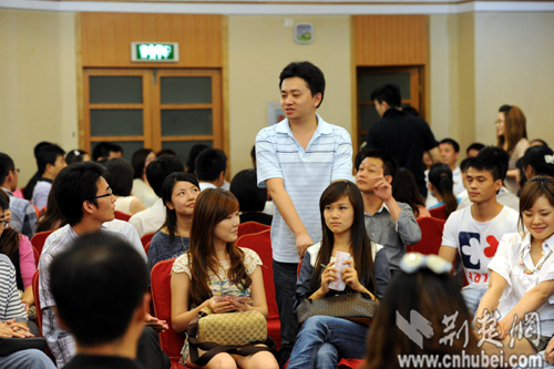 两百单身青年在武汉派对交友浪漫寻缘