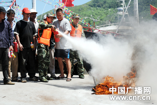 东海开渔在即渔民出海前先学灭火