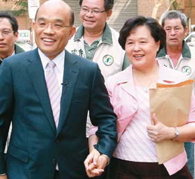 同打夫人牌:郝太太帮擦汗 苏称妻是幸运符_新