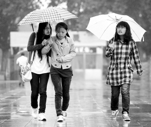 昨日5小时气温骤降8℃秋雨突袭恍若一日入秋