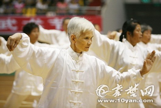 武术节开幕倒计时十堰千人“秀”太极（图）