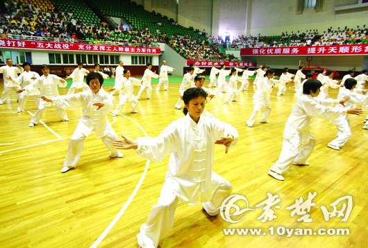 武术节开幕倒计时十堰千人“秀”太极（图）