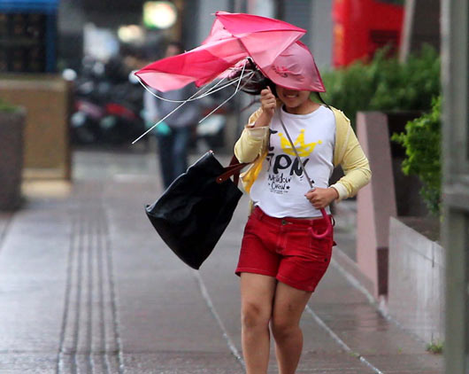 凡亚比袭台：风大雨强路人裙子被掀开