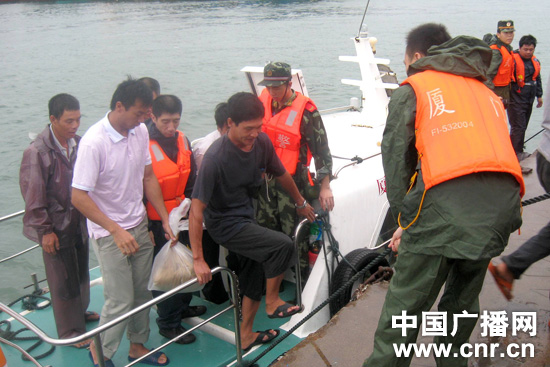 厦门武警官兵紧急转移渔民上岸清理路障