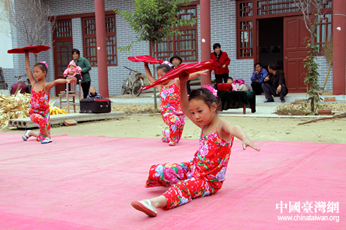 组图:两岸记者走进濮阳东北庄中国杂技之乡