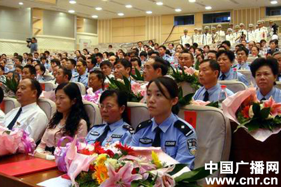贵州省公安厅举行表彰大会,潘琴,张晴,石健成分别被授予(追授"全国