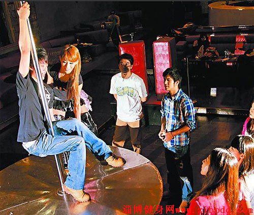 台北兴起学钢管舞风潮 三成学员是男性