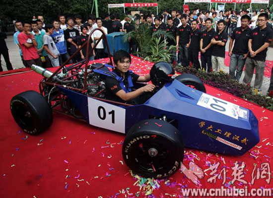 首辆大学生自主设计制造的方程式赛车亮相武汉