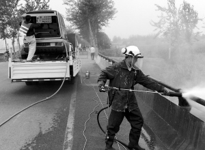 高压水枪清洁护栏