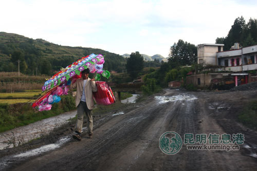 国内新闻 > 正文        10月9日,在不到100户人家的宣威市倘塘镇发赛