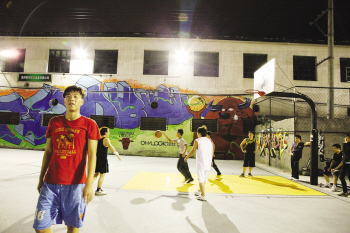 废墟中崛起一座篮球公园 吸引大批爱好者