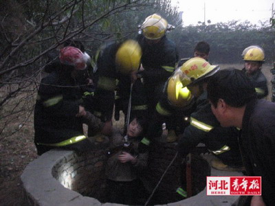 女子自称遭抢劫后被推下深井(图)