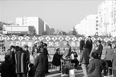 联防队员闯入村民维权大会现场扯走横幅(图)