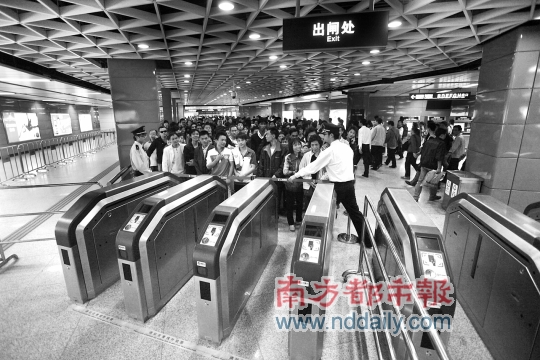 广州地铁免费换乘通道拥堵 一度限入6人每次
