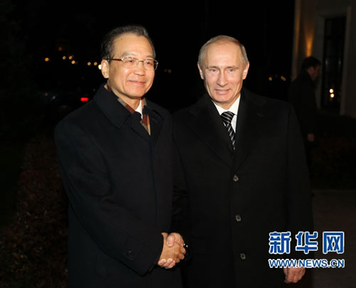 11月22日，国务院总理温家宝在圣彼得堡与俄罗斯总理普京举行小范围会谈并出席普京举行的欢迎宴会。新华社记者鞠鹏摄