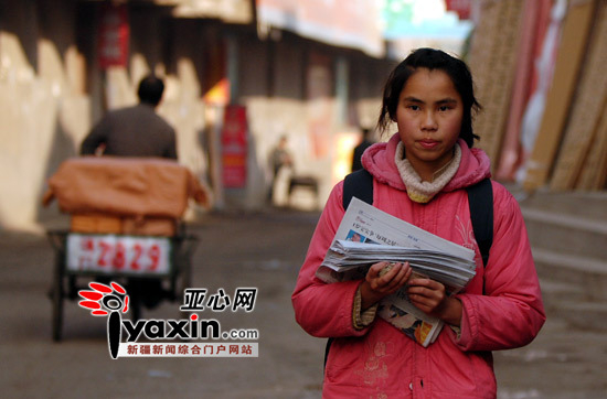 乌市14岁少女街头卖报 称如不缴学费还想上学