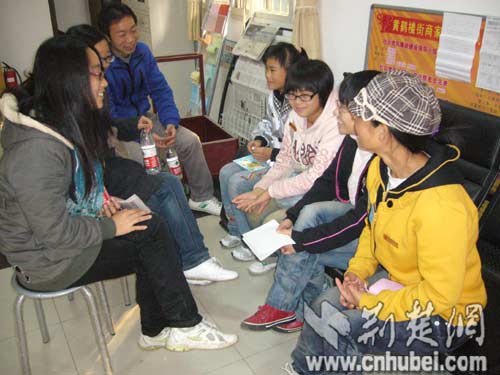 华中农大爱心家教自愿者进社区结对帮扶贫困学生