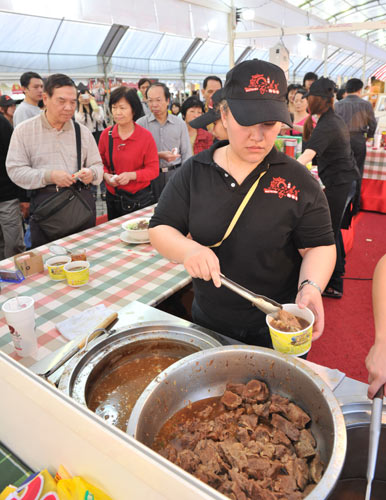 组图:台北牛肉面节 饕客云集大啖美味牛肉面