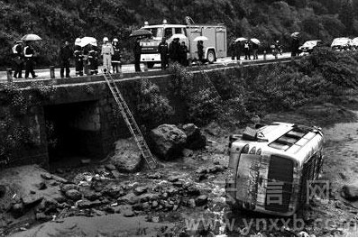 昆明一城乡公交车坠河19人受伤