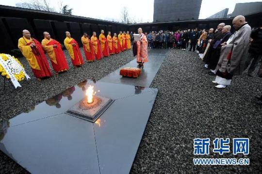 12月13日，中日僧人举行法会悼念南京大屠杀遇难者。新华社记者 韩瑜庆 摄